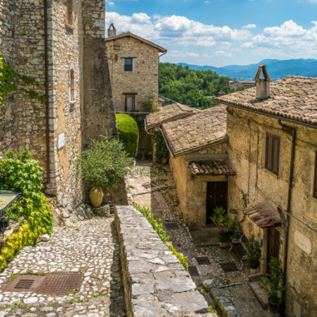 Uno dei più affascinanti “Borghi in pietra” del mondo si trova in Italia: una meraviglia medievale autentica