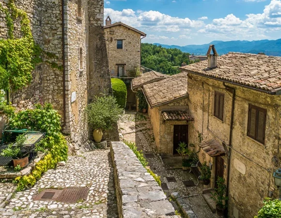 Uno dei più affascinanti “Borghi in pietra” del mondo si trova in Italia: una meraviglia medievale autentica